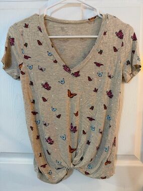 No Boundaries Beige V-Neck Knot Tee with Butterfly Print Size Small Juniors